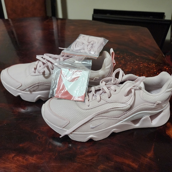 Nike - Picture 3 of 3